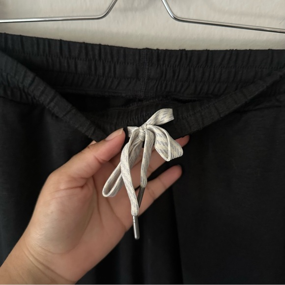 Vuori Boyfriend Cargo Jogger Sweatpant in Black Heather - Picture 8 of 11